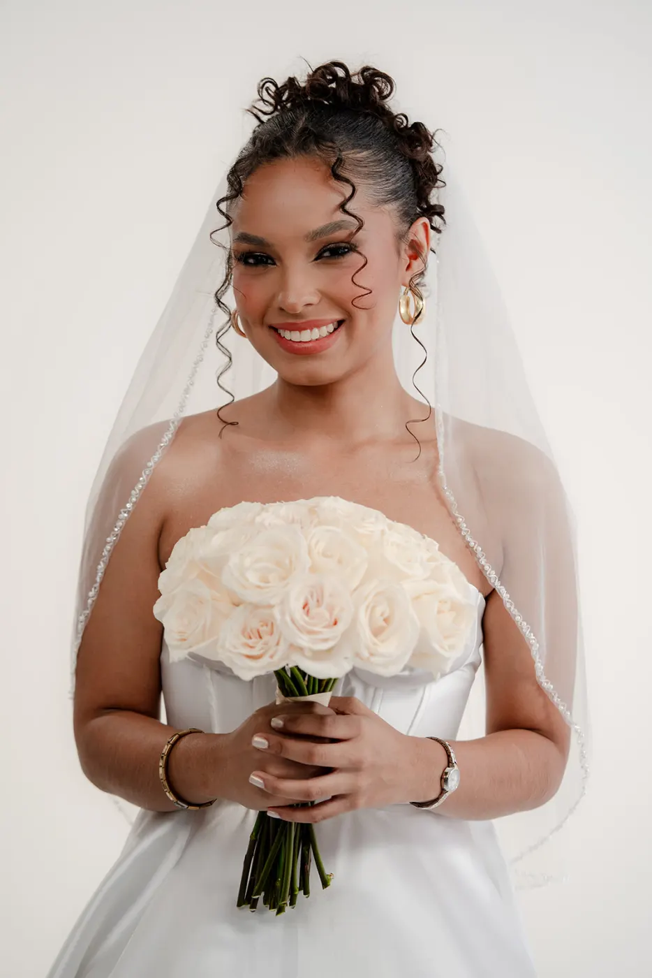 Maquillaje y peinado recogido de novia con velo — Managua, Nicaragua