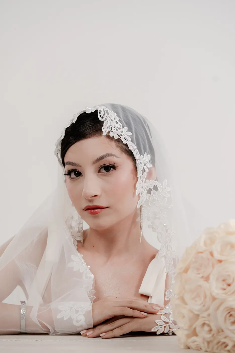 Novia con tocado de encaje y maquillaje suave — Managua